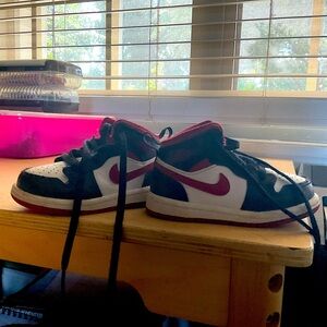 KIDS NIKE JORDANS SIZE 6C!